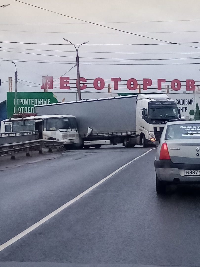 В Орле возле Лесоторговой базы маршрутка врезалась в фуру - Новости Орла и  Орловской области Орелтаймс