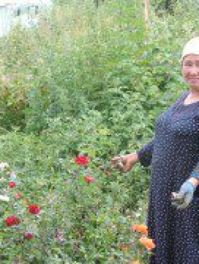 Джалолова с цветами