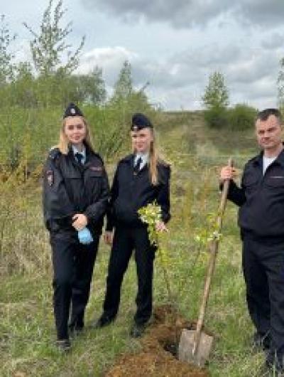 Сотрудники орловской транспортной полиции высадили деревья в память о жертвах политрепрессий 2