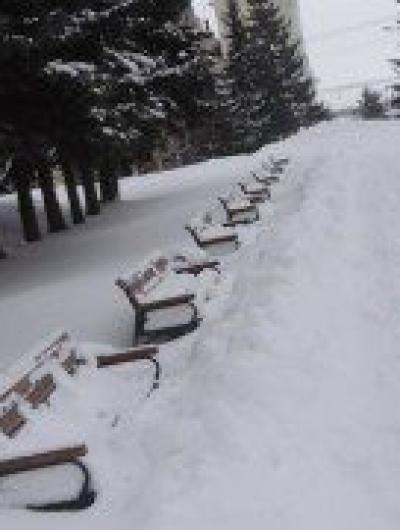 скамейки на площади