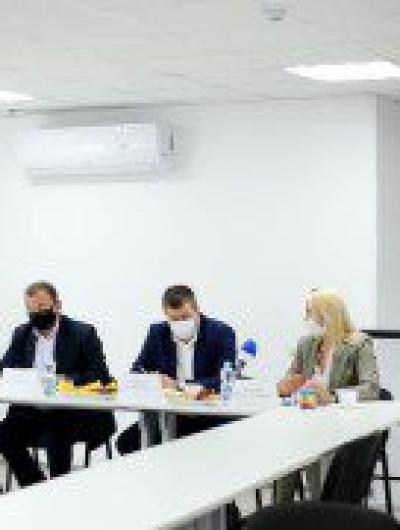 E679E9A9-DEEE-4793-BB4F-482596A90190