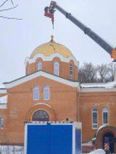В храме под Орлом освятили новые купольные кресты 2