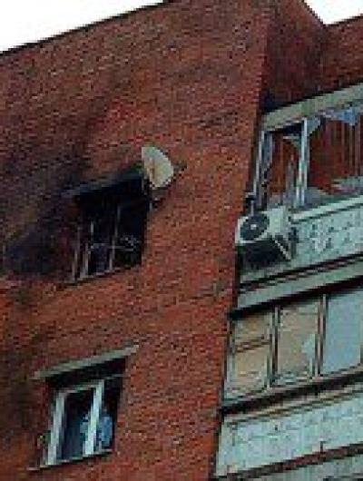 Беспилотник ВСУ врезался в многоэтажный дом в Курске