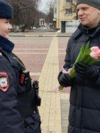 8 марта в каждый дом - общественник и сотрудницы ППС (3)