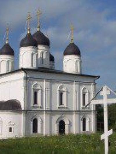 1024px-TroickiyOptinMonastyrBolhov