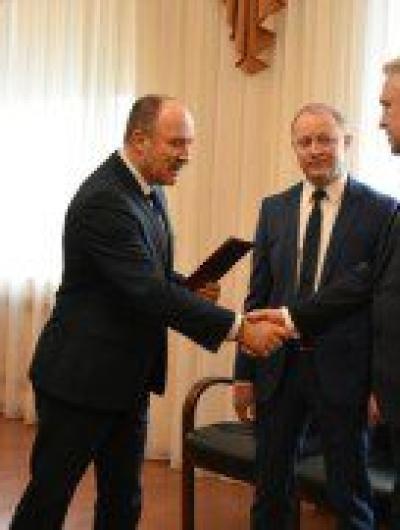 5E94416F-95D8-4DD7-8F7E-9C1E49E60750