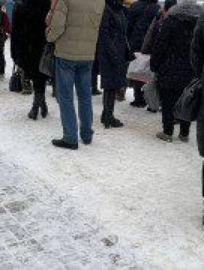 люди на остановке