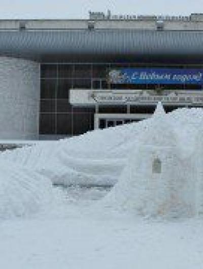 снег