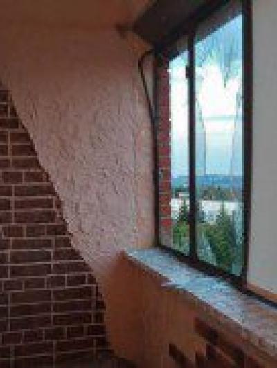 Беспилотник ВСУ врезался в многоэтажный дом в Курске 1