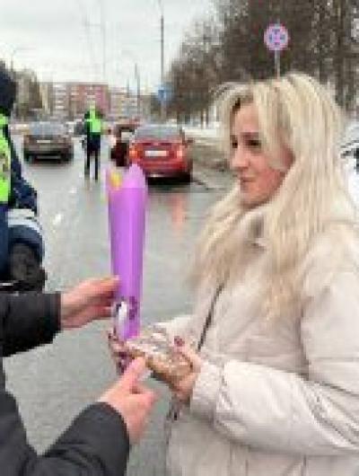 В Орле дилерский центр HAVAL и ГИБДД одарили подарками автоледи1