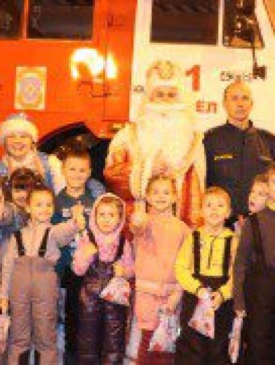 skoro-novyy-god-yunye-orlovcy-zagadali-zhelaniya-v-volshebnoy-pozharnoy-mashine_16397250561047758567__2000x2000