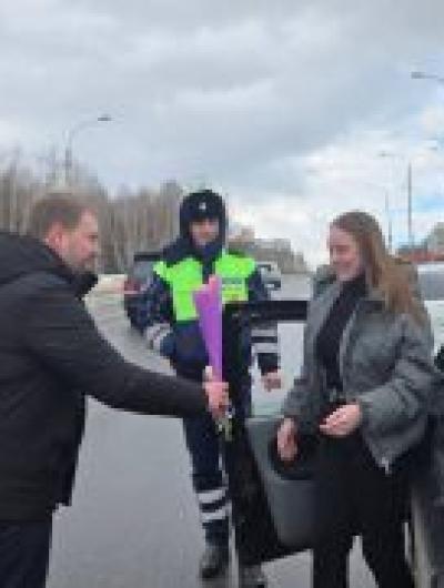 В Орле дилерский центр HAVAL и ГИБДД одарили подарками автоледи2