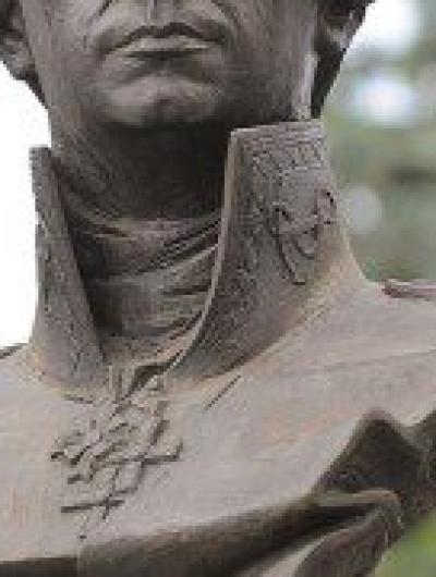 Portret-F.-Ushakova-1996-bronza-granit