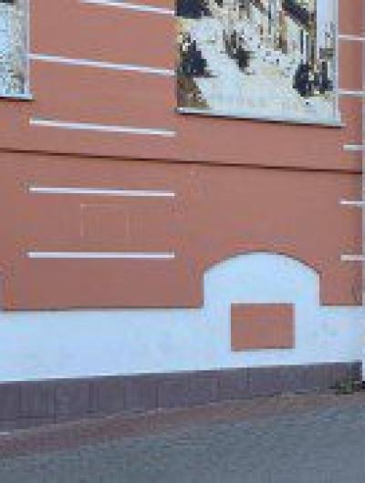 без таблички