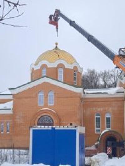 В храме под Орлом освятили новые купольные кресты 2