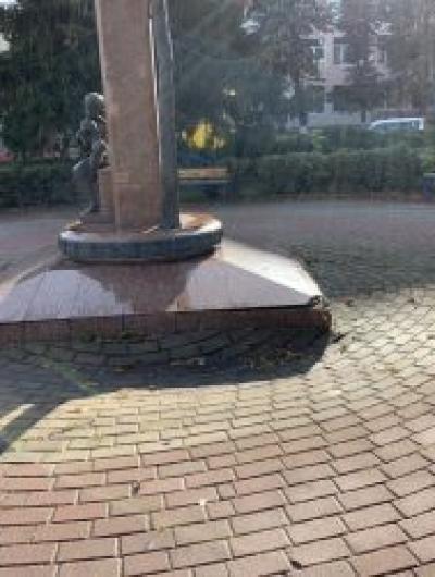 Памятник орловскому композитору Василию Калинникову уходит в землю 1