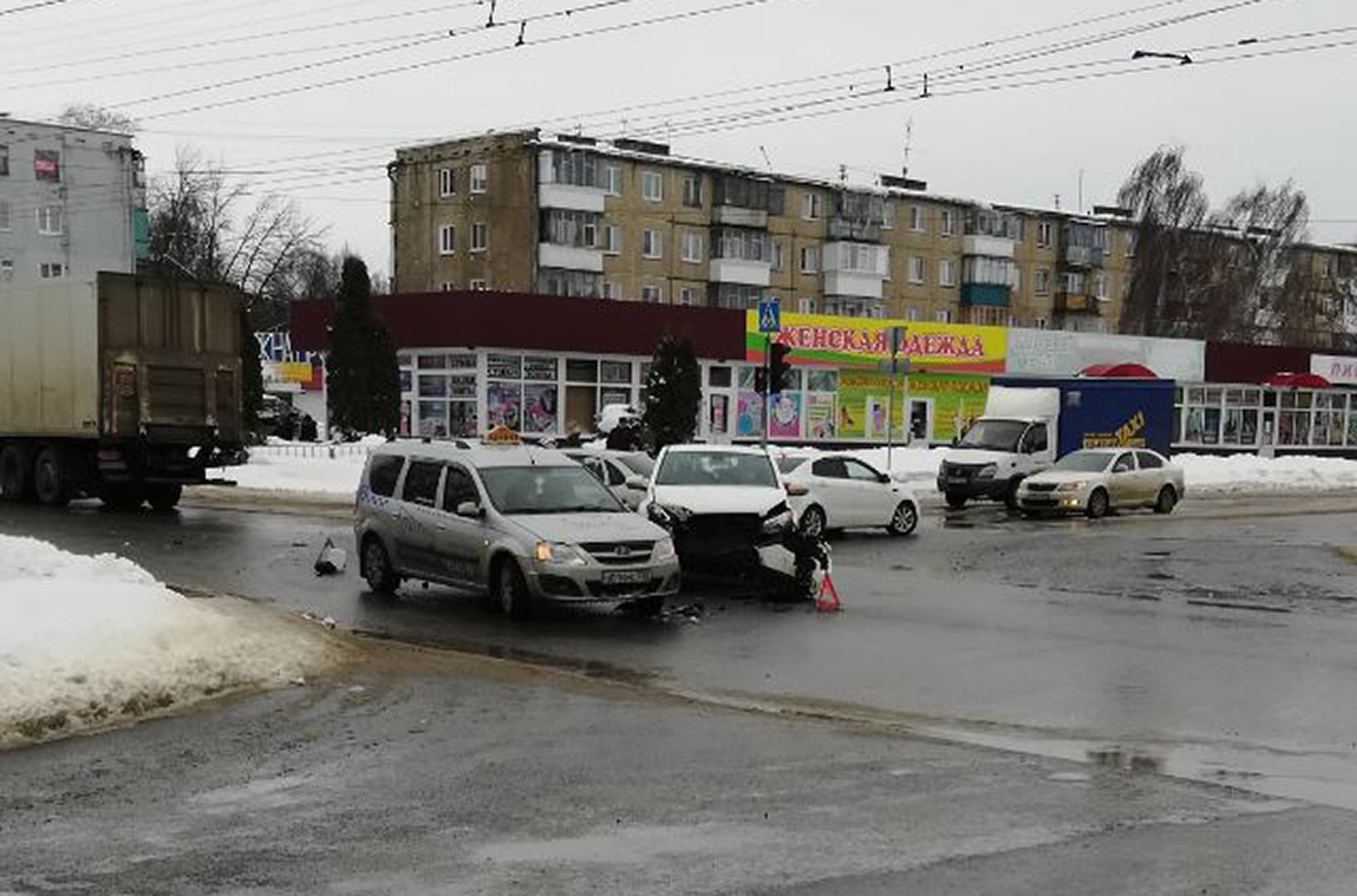 Орелград. Авария с троллейбусом в орле. 06. Дтп в орле вчера на октябрьской. Авария вчера вечером в 21.