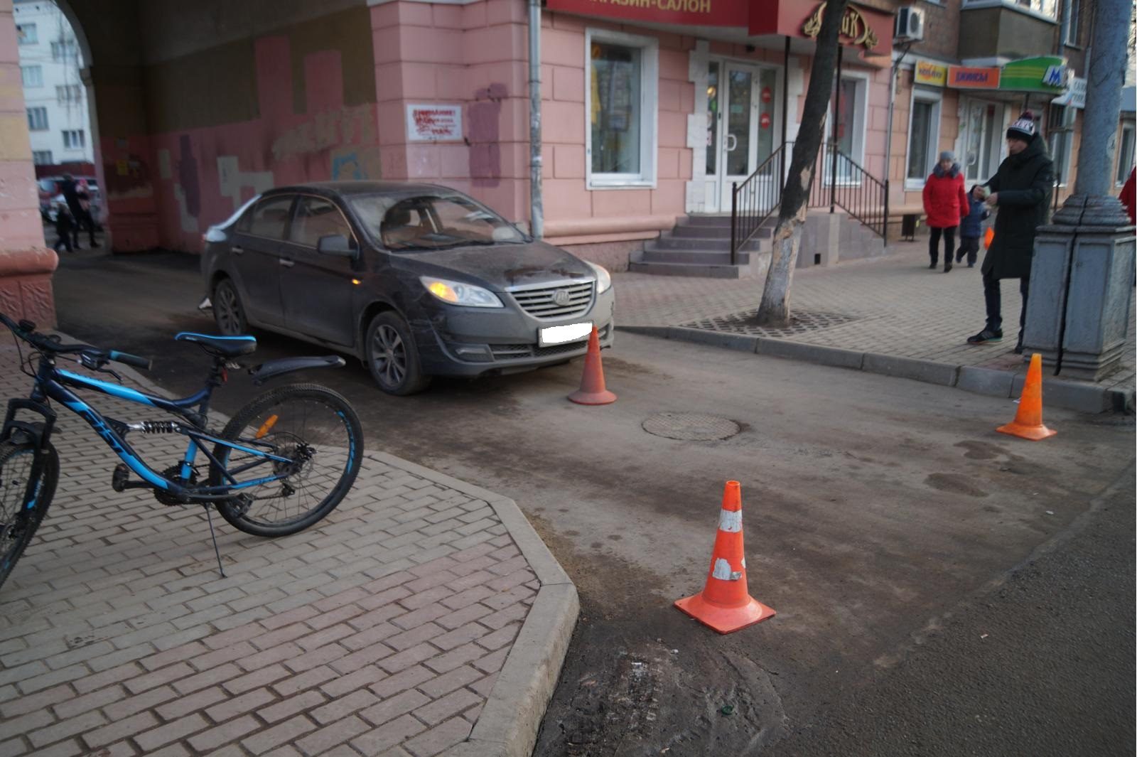 Водитель сбил на тротуаре. На областной сбили мальчика на велосипеде. Велосипед на тротуаре сбивается. Выезжавшее со двора авто сбило на тротуаре велосипедиста. Сбили мальчика на велосипеде Москва.