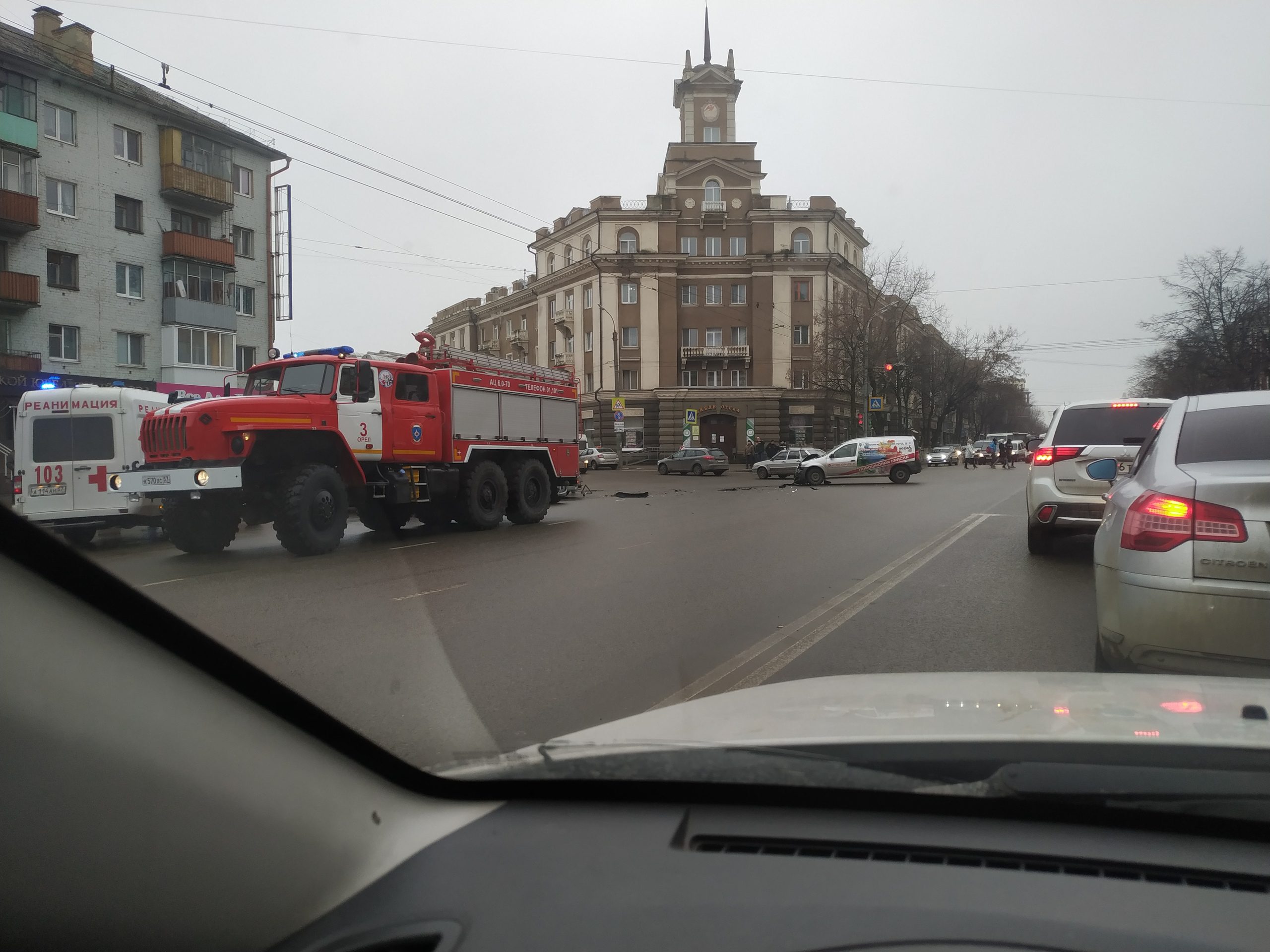 Что в Орле на улице Московской произошло. Авария в Орле на ул. Тургенева фото.