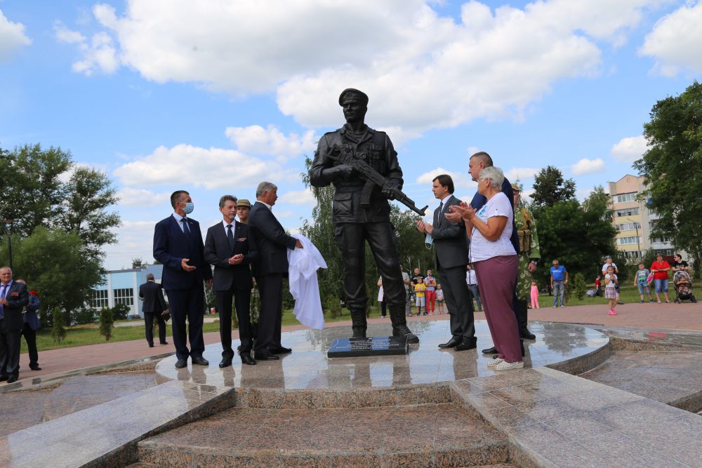 Типичный мценск. Сквер Калинникова Мценск. Мценск памятник воинам интернационалистам. Памятник воинам интернационалистам в Орле. Мемориал воинам-интернационалистам Челябинск сквер.