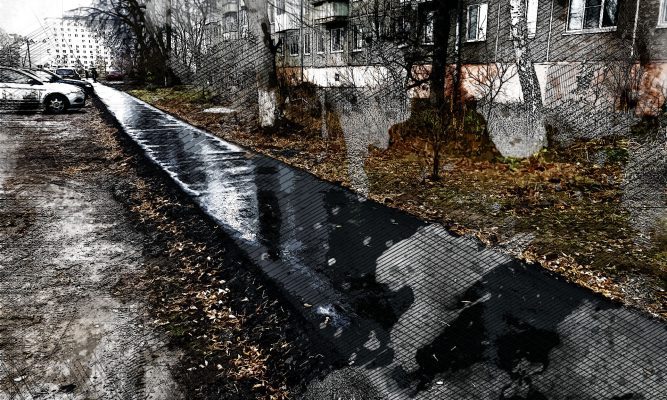 Больше года потребовалось власти Орла для асфальтирования дорожки в школу №27