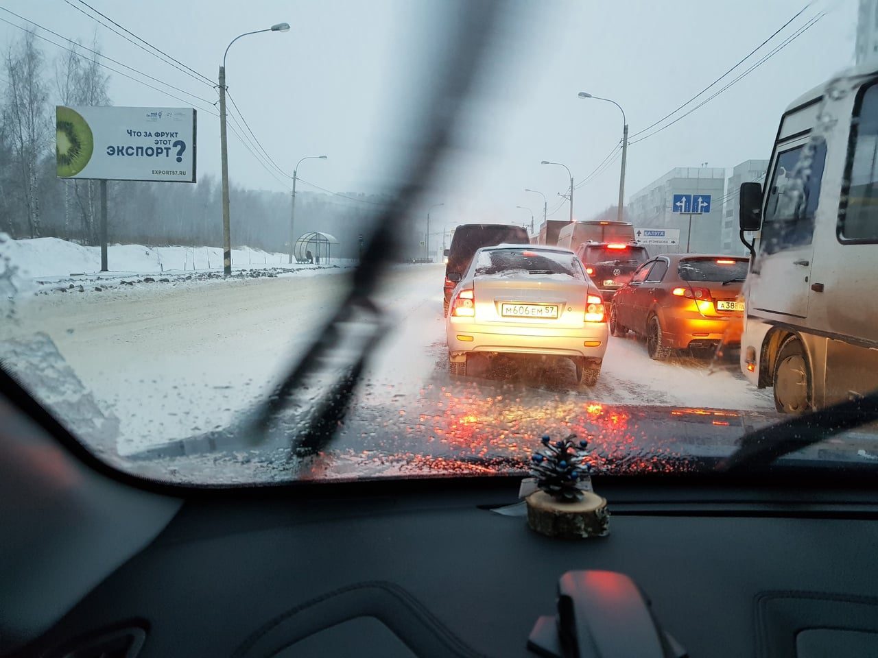 Пробки в орле сейчас. Дороги Москвы замело. Орел замело. Транспортный коллапс. Город Орел зима замело.