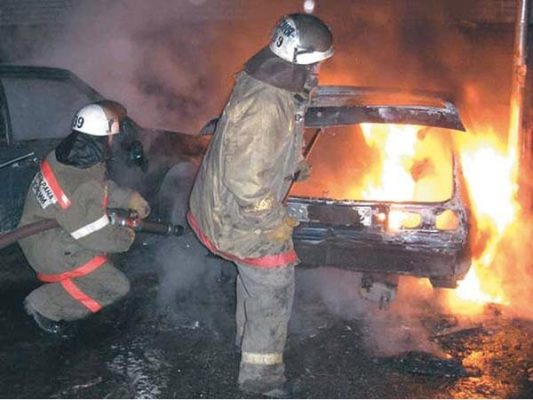 Под Орлом в пять утра горел грузовик. Пострадал водитель