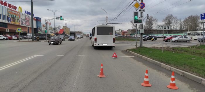 В Орле в районе ГРИННа иномарка врезалась в маршрутку