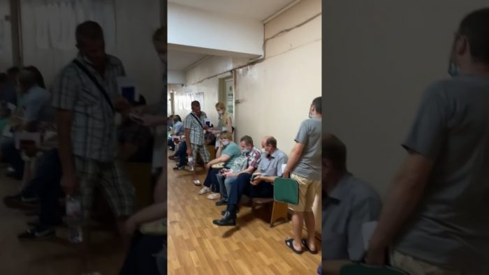 В поликлинике №3 Орла выстроилась огромная очередь на вакцинацию от COVID-19 по записи