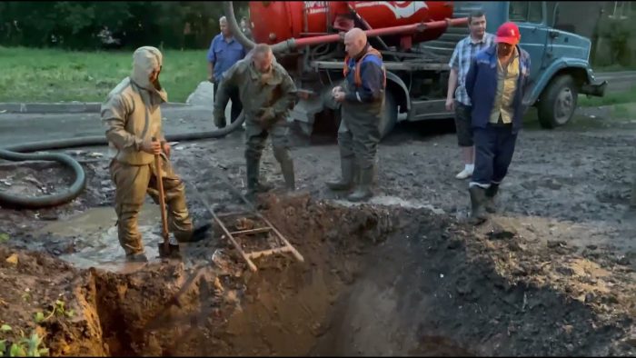 Аварийная бригада Орелводоканала обнаружила место прорыва водопровода на ул. Комсомольской