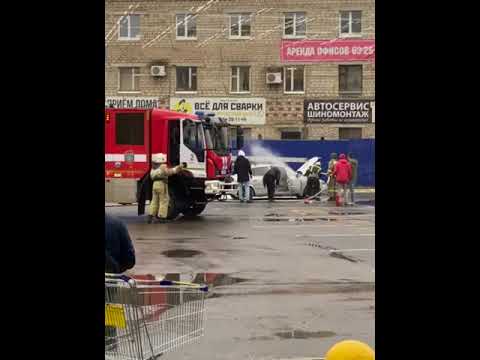 В Орле на стоянке возле ТЦ загорелась машина