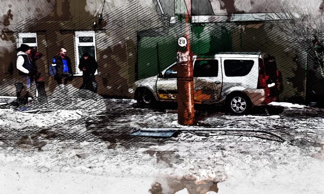 В Орле водитель такси травмировал пассажира и повредил знак, столб, ворота и даже стену дома