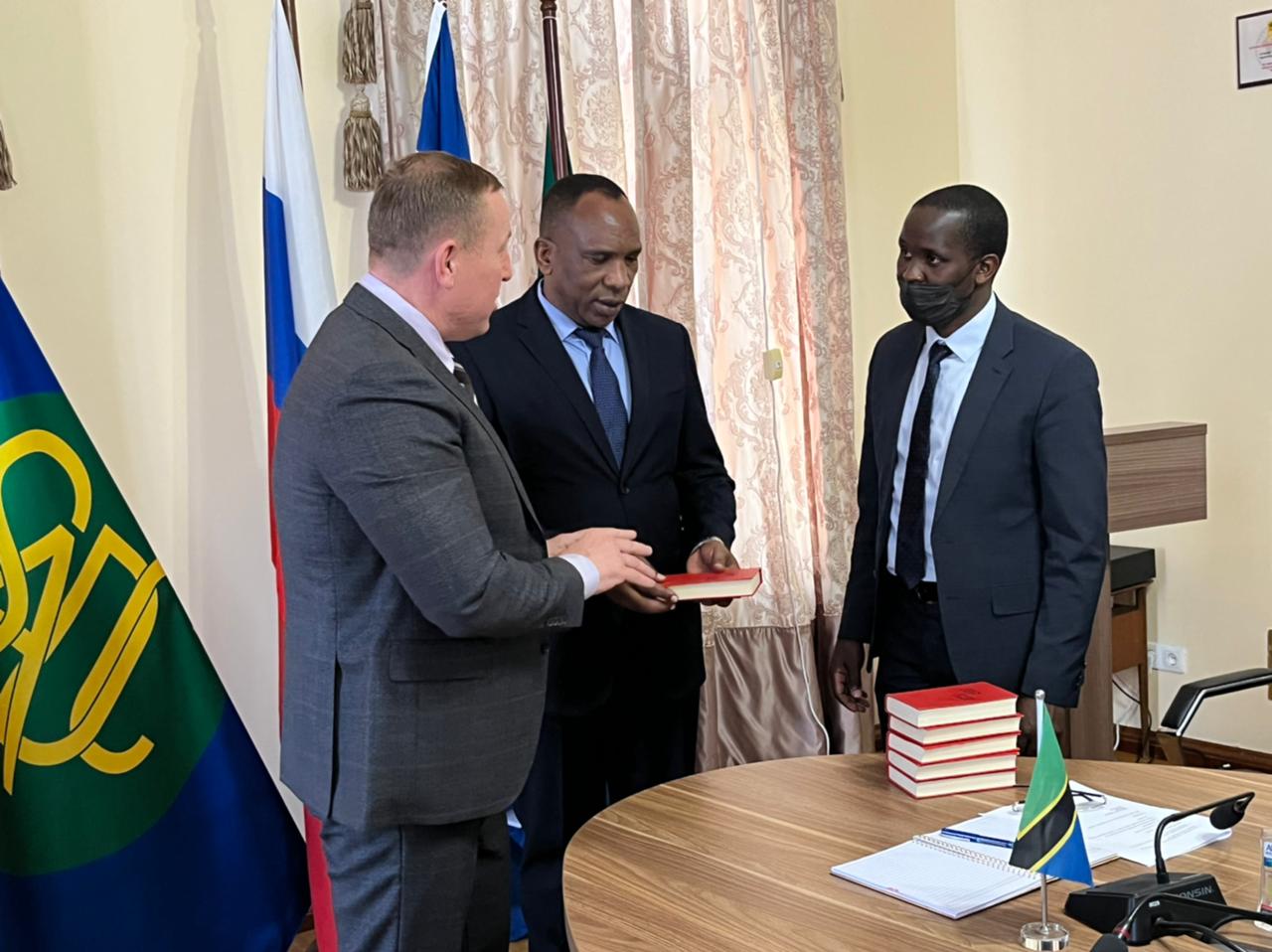 Посол Танзании в России кибута