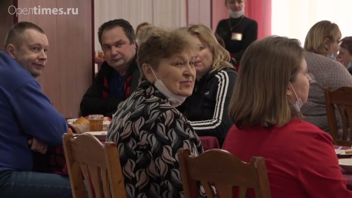 ТЦ «Атолл» угостил пирогами беженцев в пункте временного размещения под Орлом