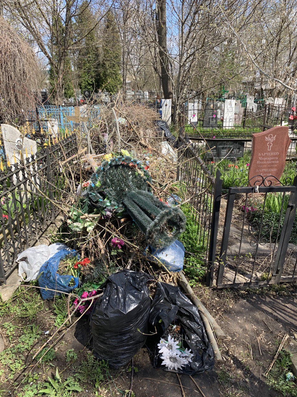 Бардак на кладбищах волнует губернатора, но не уборщиков - Новости Орла и  Орловской области Орелтаймс