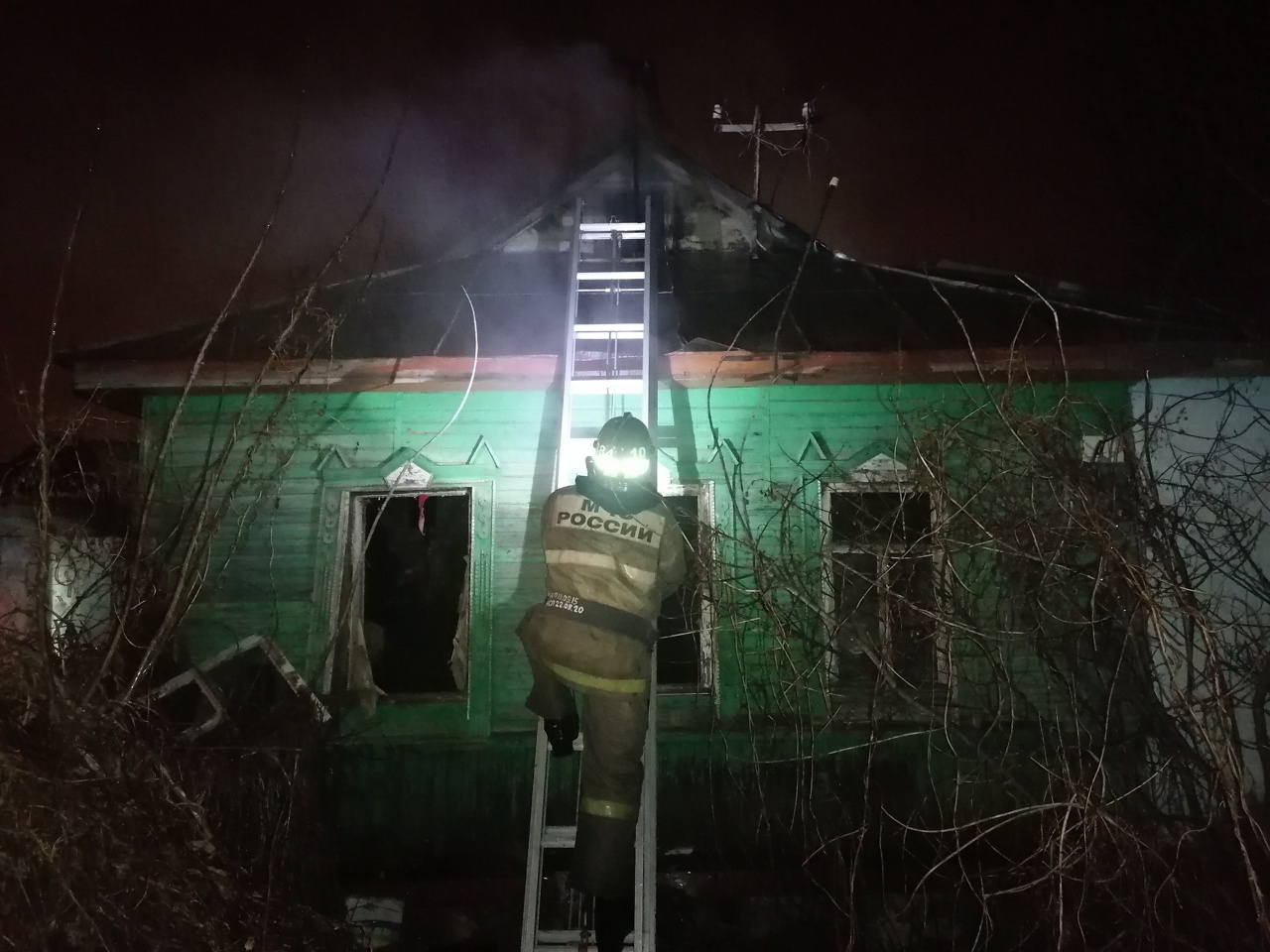 Два звена газодымозащитников локализовали и потушили пожар во Мценске на  улице Караулова - Новости Орла и Орловской области Орелтаймс