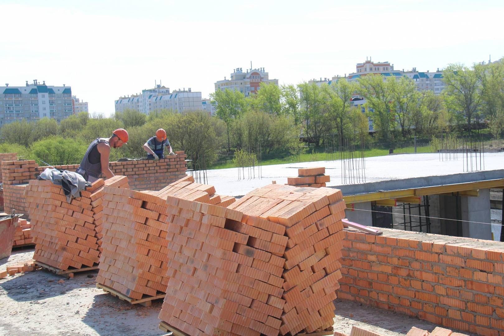 Строители занялись крышей в школе на улице Зеленина в Орле | 12.05.2022 |  Орел - БезФормата