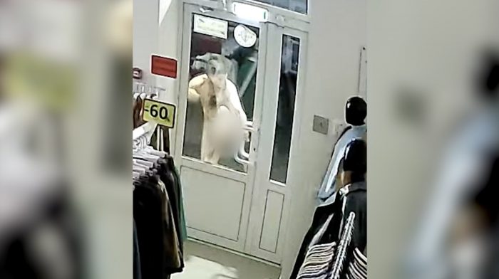 В Орле голый мужчина попытался ночью проникнуть в магазин одежды