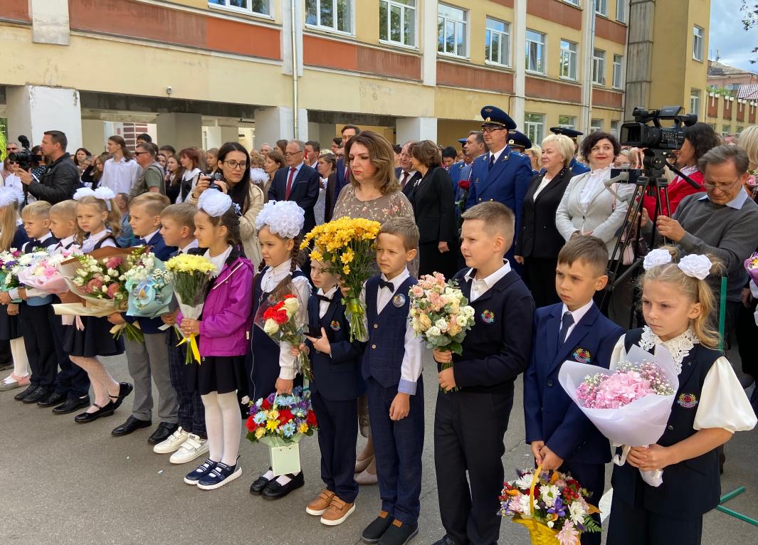 6 сентября 2019. 1 Школа Орел. 1 Сентября линейка в школе. Линейка 1 сентября в гимназии. Торжественная линейка 1 сентября.