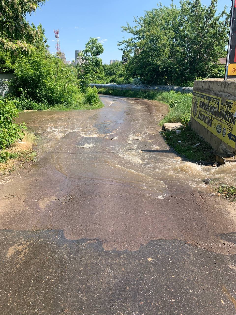 В Орле потоки горячей воды затопили Пожарную улицу | 01.06.2023 | Орел -  БезФормата