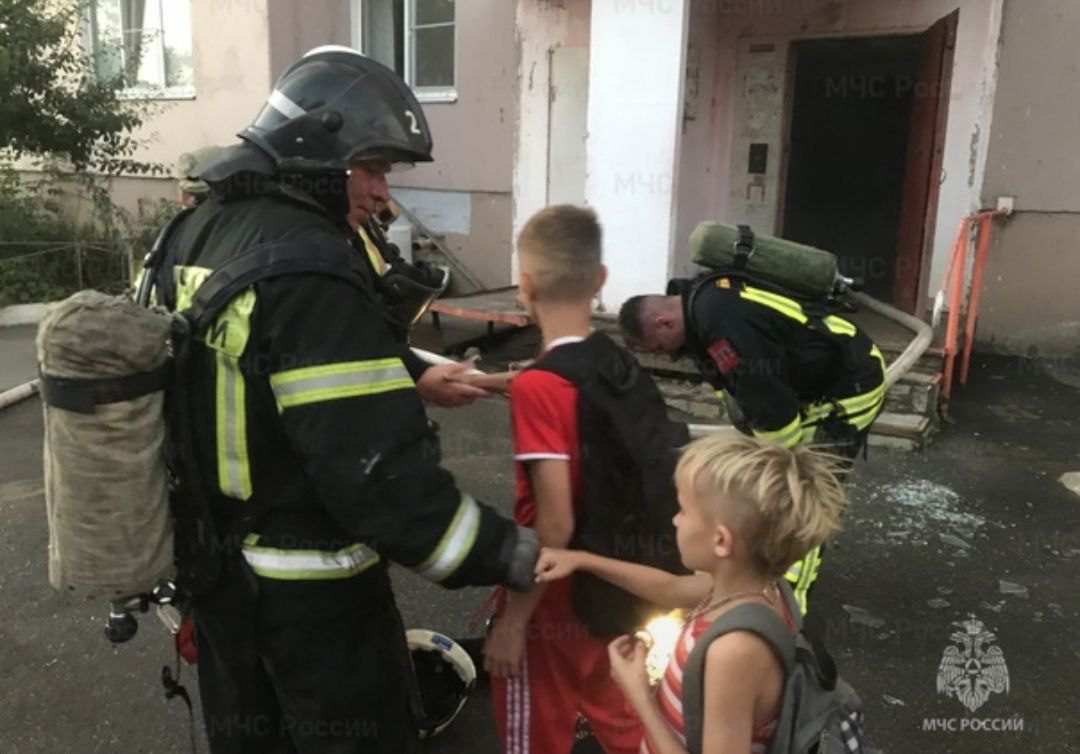 В Орле на Рощинской из полыхающего многоэтажного дома эвакуировано 20  человек | 07.08.2023 | Орел - БезФормата