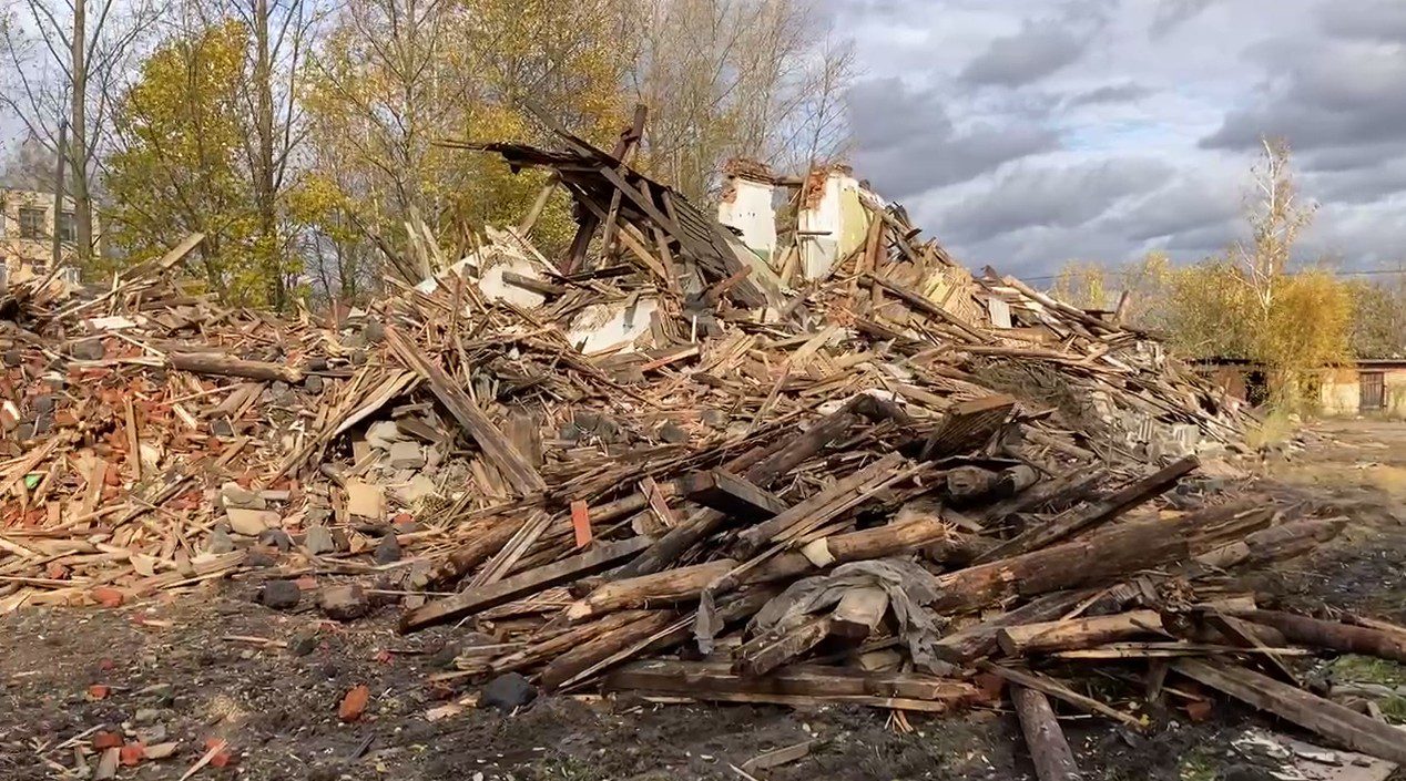 Народный фронт посодействовал сносу аварийного дома в Орле | 25.10.2023 |  Орел - БезФормата