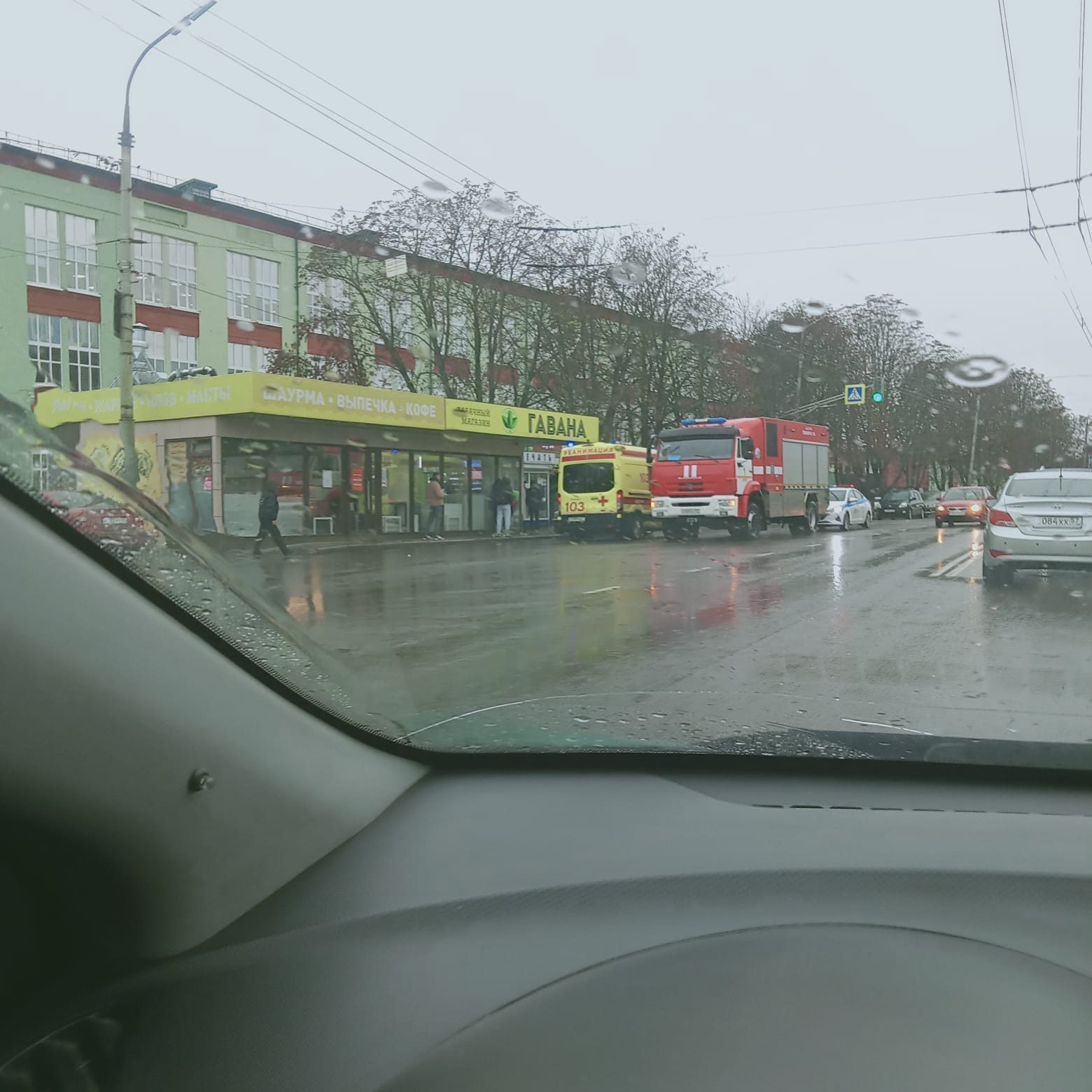 В Орле автомобиль влетел в остановку с людьми | 16.10.2023 | Орел -  БезФормата