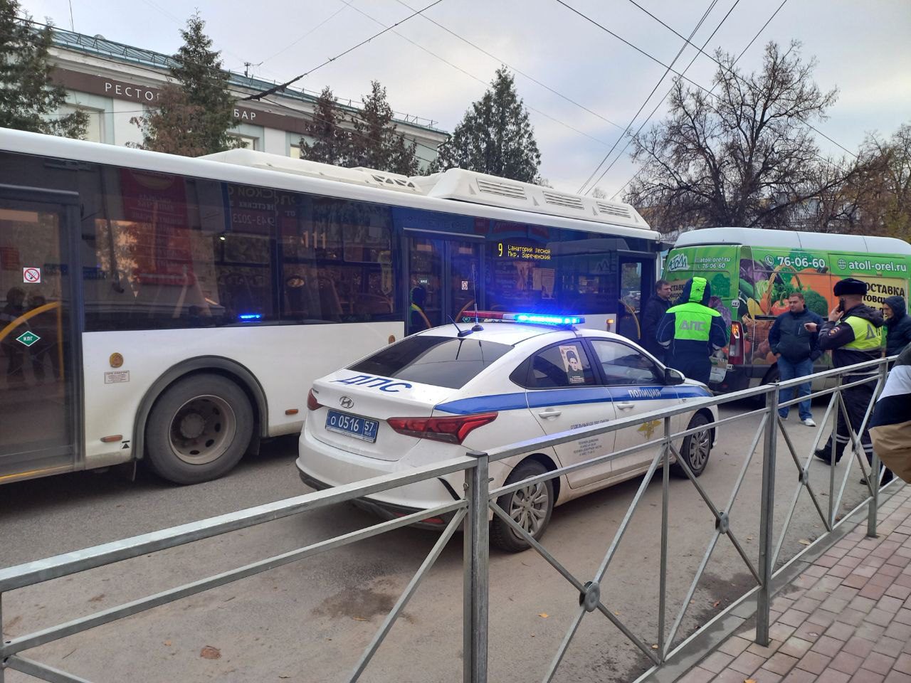 В центре Орла пассажирский автобус въехал в фургон | 03.11.2023 | Орел -  БезФормата