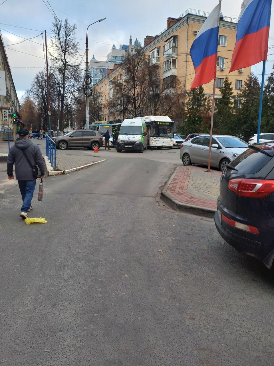 В центре Орла пассажирский автобус въехал в фургон | 03.11.2023 | Орел -  БезФормата