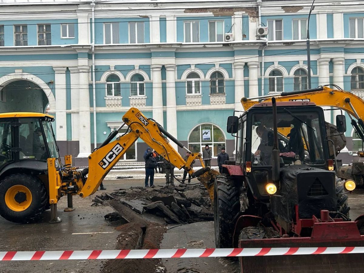 Орловцы после перекрытия Красного моста предложили Парахину написать  заявление об увольнении на золотой табличке | 05.12.2023 | Орел - БезФормата