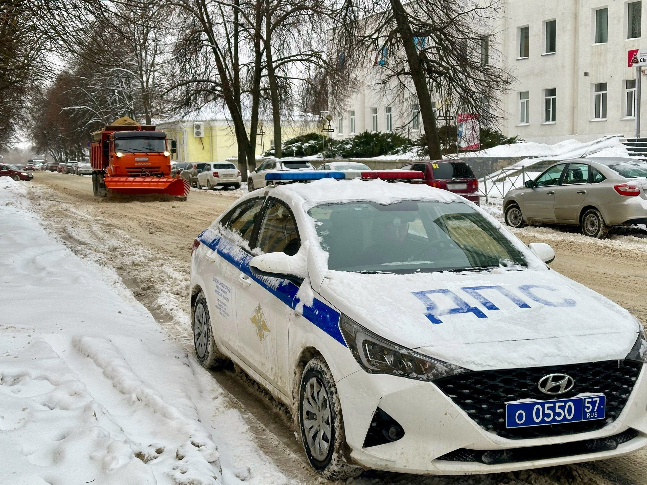 В Орле ГИБДД помогает коммунальщикам чистить дороги | 14.12.2023 | Орел -  БезФормата