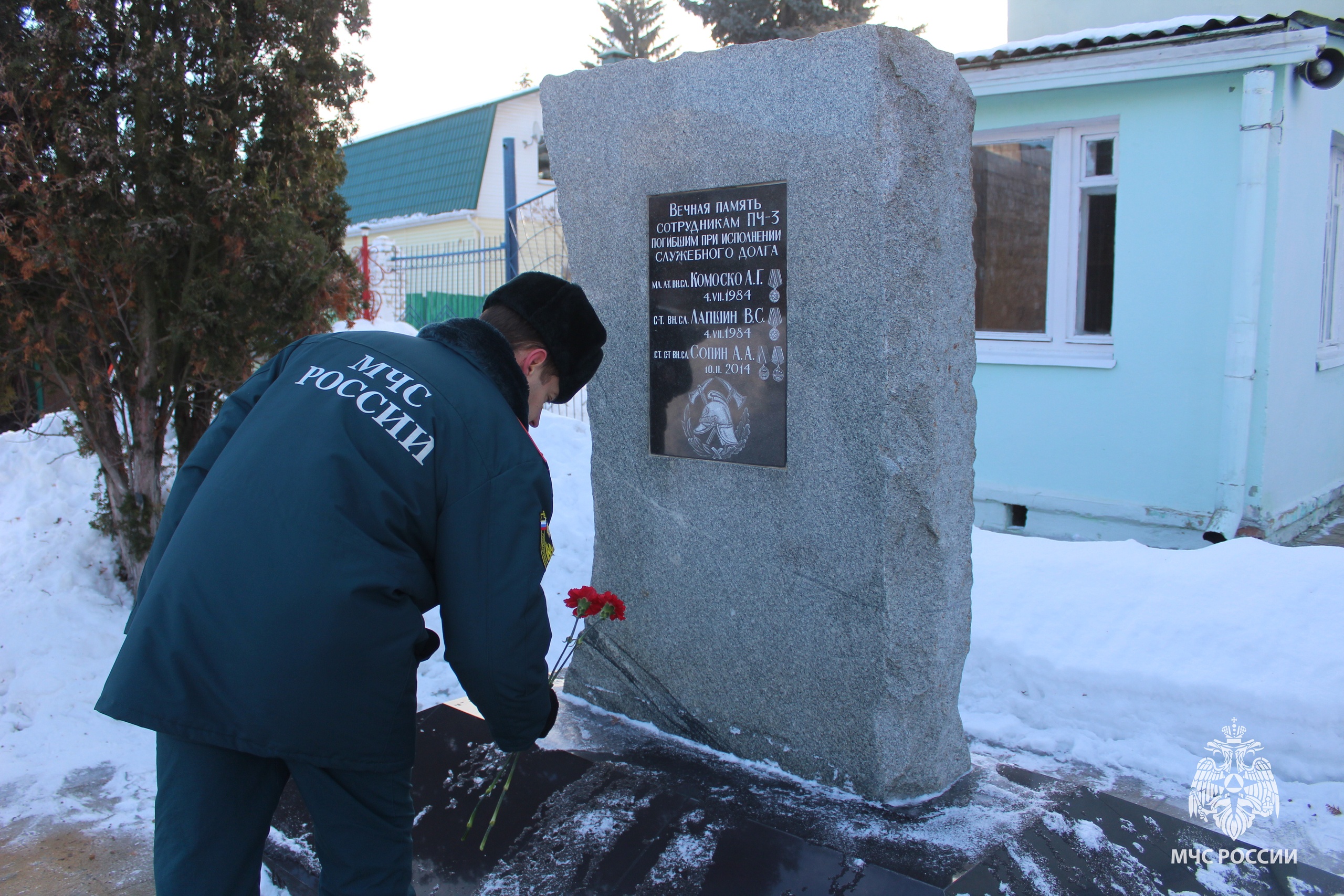 Орловские пожарные почтили память погибшего 10 лет назад сослуживца |  10.02.2024 | Орел - БезФормата