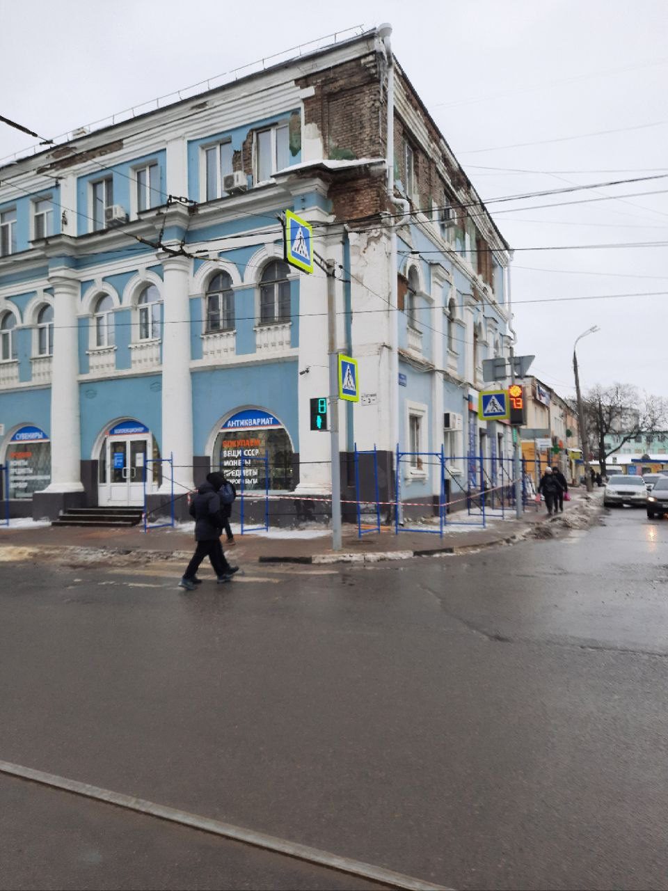 В Орле разваливающийся исторический дом на Гостиной огородили строительными  лесами | 04.02.2024 | Орел - БезФормата