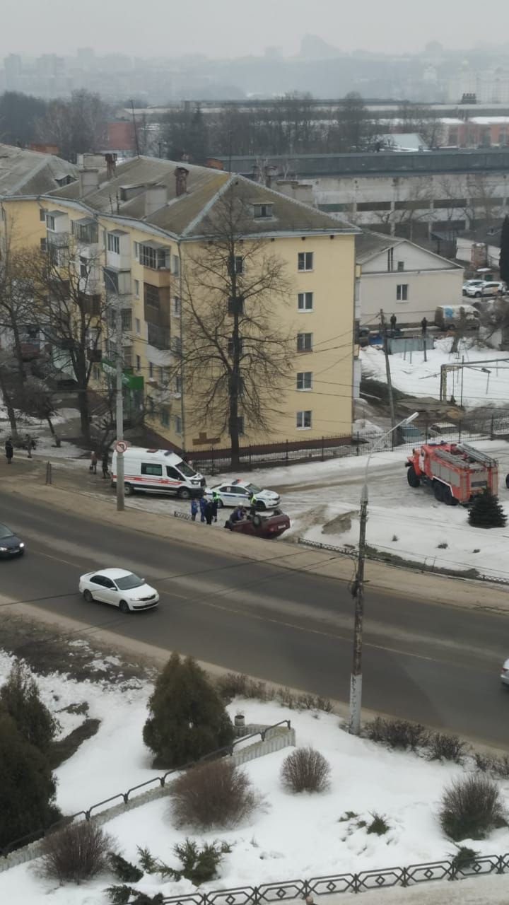 В Орле легковушка вылетела с дороги и перевернулась - Новости Орла и  Орловской области Орелтаймс